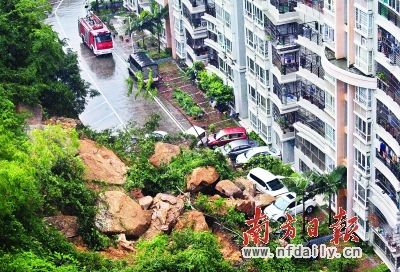 珠海特大暴雨引發(fā)山體滑坡 巨石砸入小區